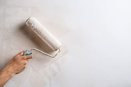 mur peinture main rouleau